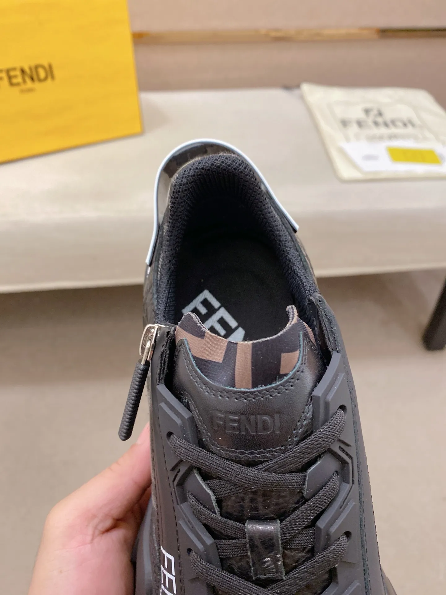 Factory price: 620💰(high version) [Fendi] Fendi’s latest casual shoes for men! Available at counters simultaneously! A one-to-one replica of the original. Made entirely of imported top-grain calfskin, the interior is made of top-grain water-dyed cowhide, and the original factory-supplied rubber outsole. Leading new fashion concepts. Matching code: 38-44 can be customized, 45 is not returnable!